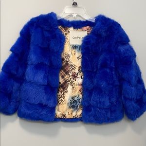 This faux fur jacket is a QinPie.er